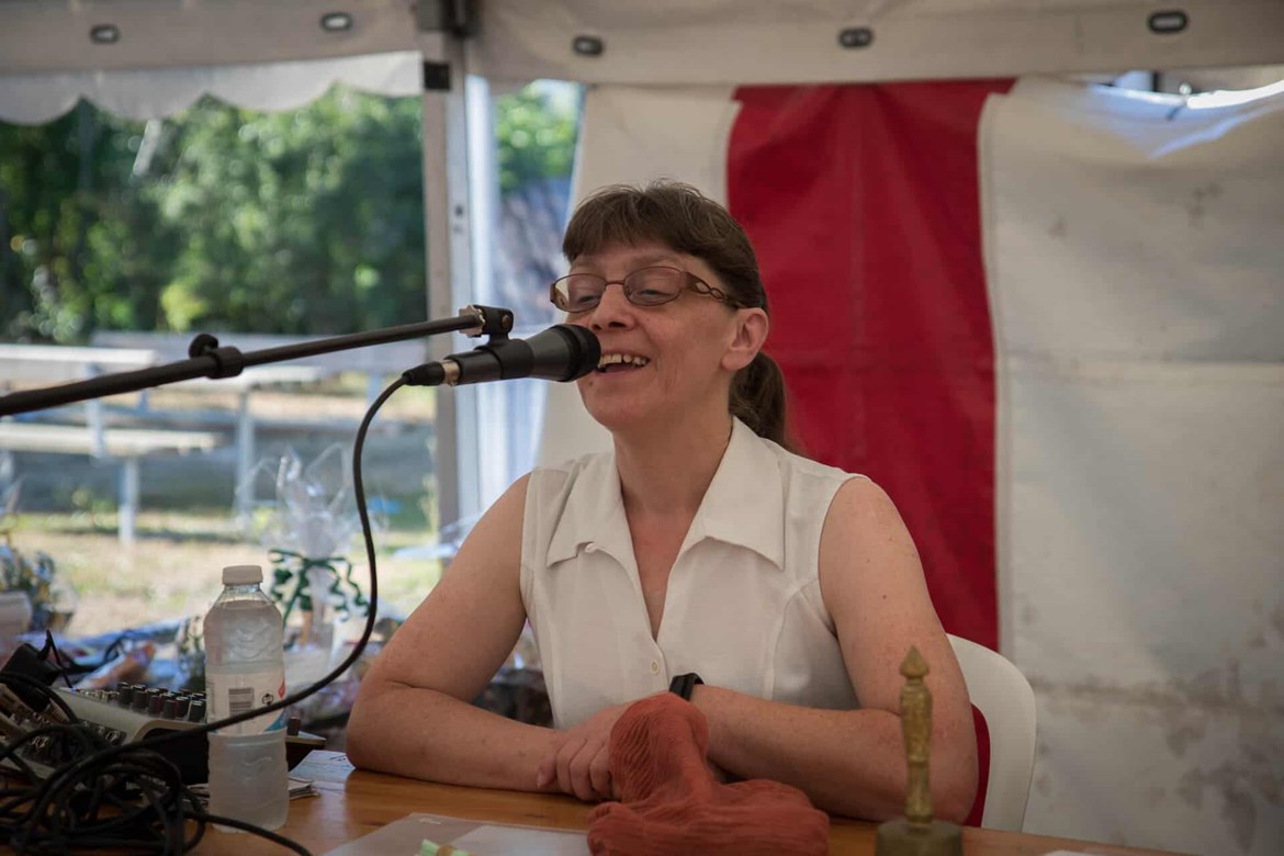 Britta Kjær styrer slagets gang som opråber til banko.