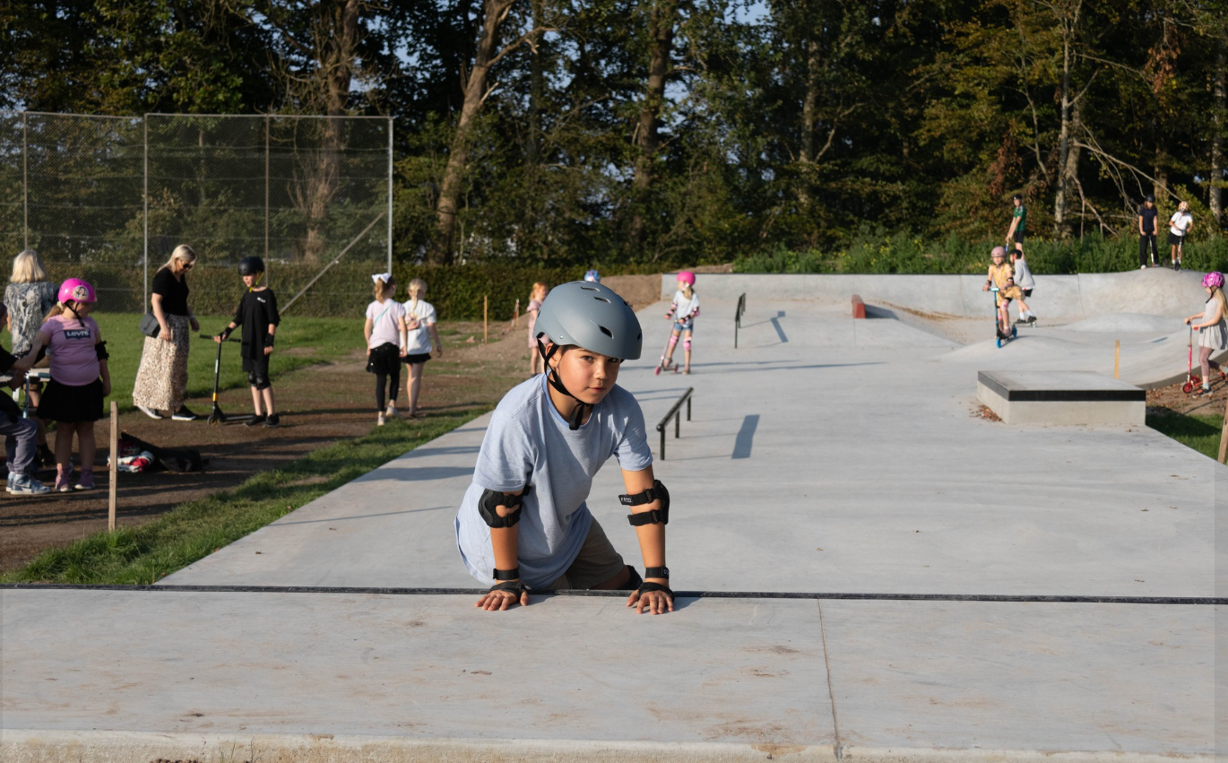 I Vonge finder du områdets sejeste skaterbane! Skaterbanen blev indviet i september 2024 - og er det flotte resultat af stærke, frivillige lokalkræfter og fondsbevillinger. Tag hjelm og skateboard med - du finder skaterbanen lige bag ved Vonge-Kollemorten Hallen på Skovborgvej 2, 7173 Vonge. Foto af: Jim Hoff, Vores Lokalavis Give.